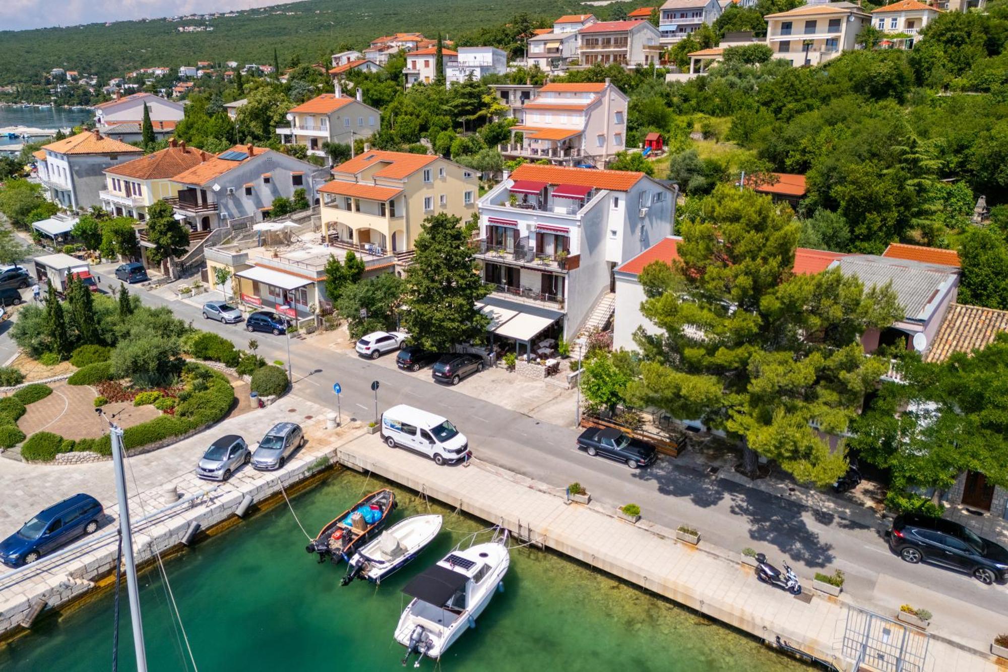 Apartmani Viktorija Jadranovo Exterior foto